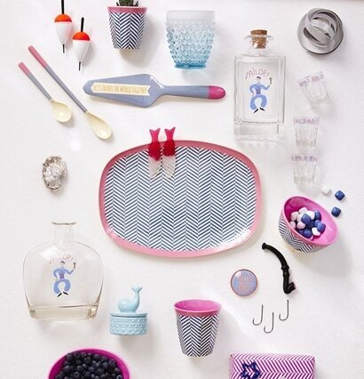 Skål Sailor Stripe Print från Rice i en nautisk köksmiljö