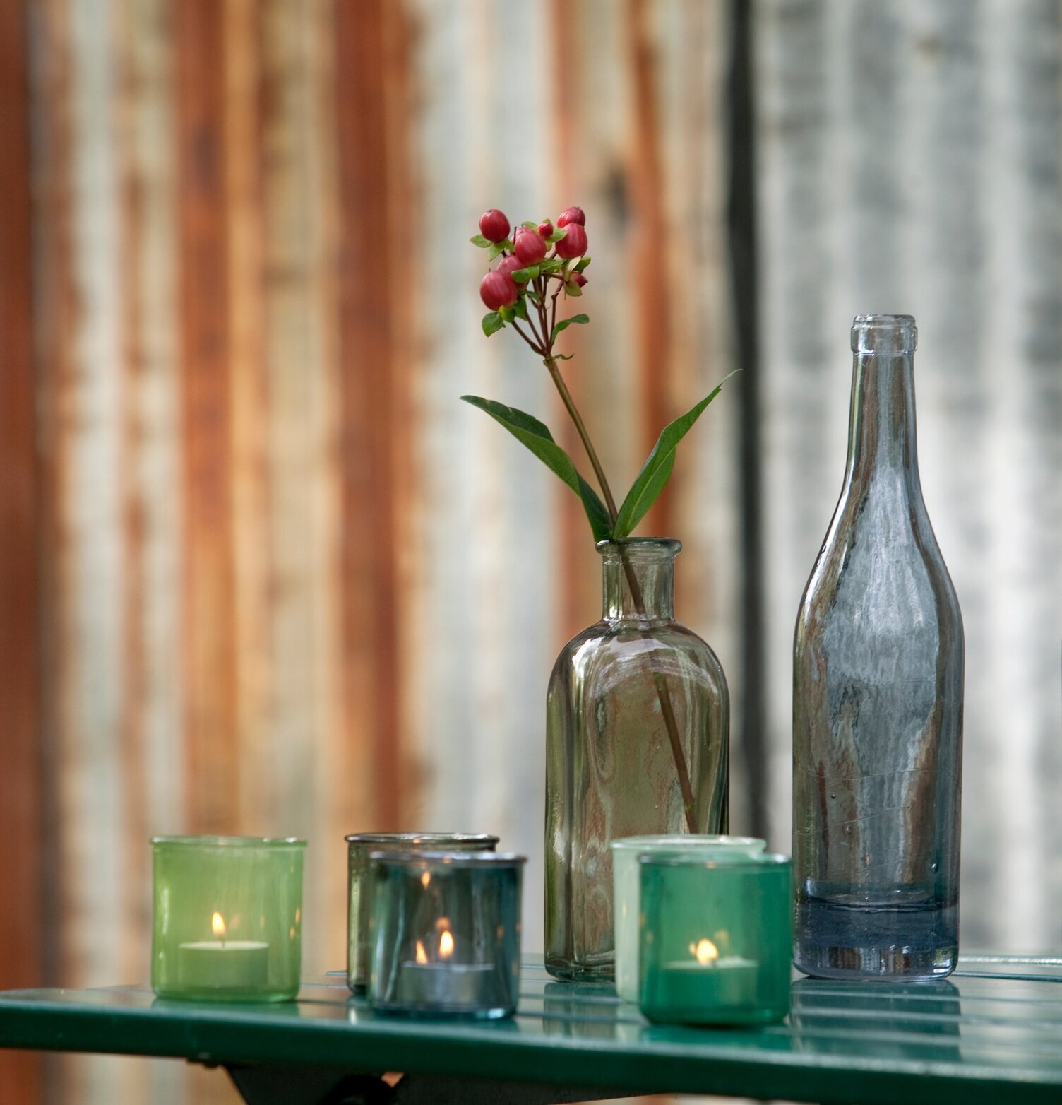 Bordsflaska Dimblå, 1L från Dixie på grönt reflekterande bord