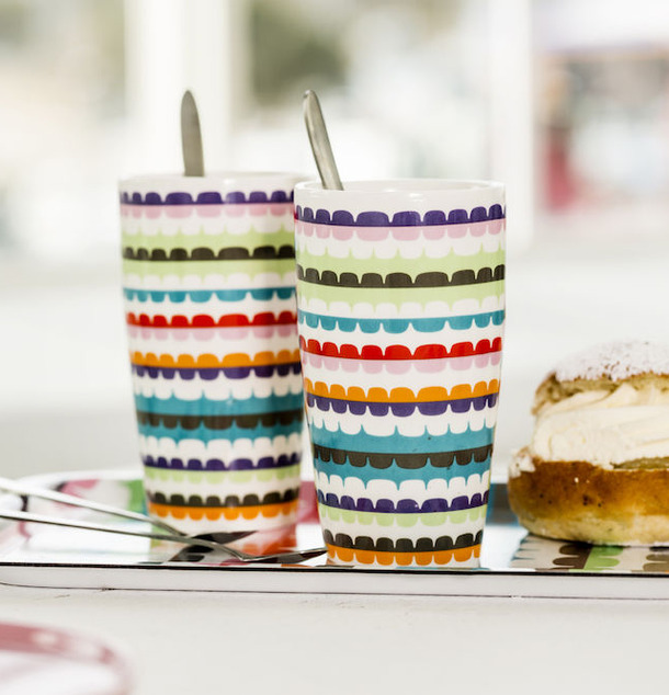 POP Lattemugg Med Sked 2-Pack från Sagaform på en bricka