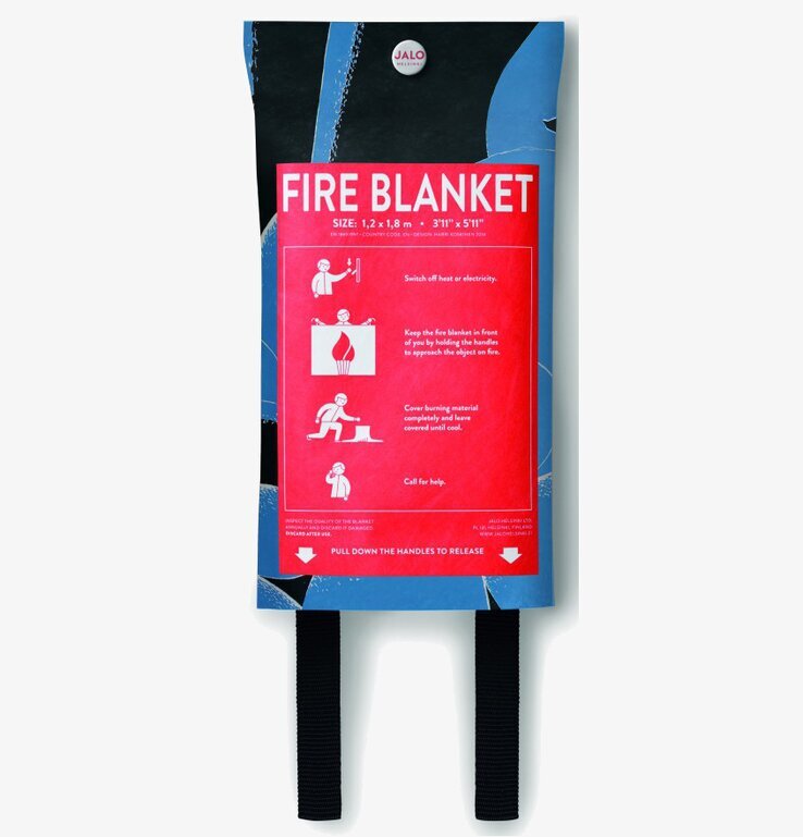 Brandfilt Mumin Adventure från Jalo hänger på en vit vägg