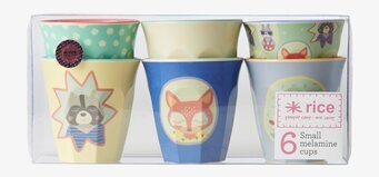 Bild av färgglada melaminmuggar med lekfulla motiv