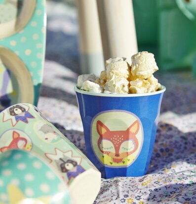 Bild av lekfull picknickscen med färgglada detaljer