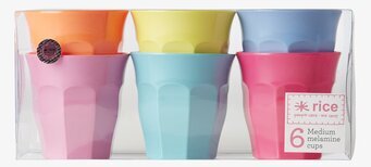 Bild av färgglada melaminmuggar med lekfull design