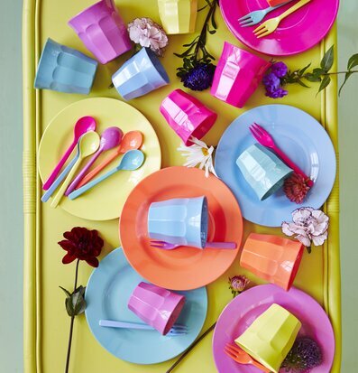 Bild av färgglad dukning med livfulla köksartiklar