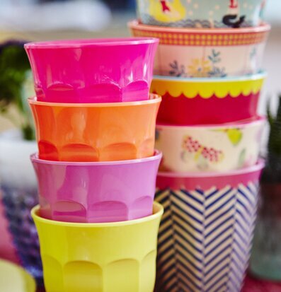 Bild av färgglada muggar i lekfull stapeluppsättning