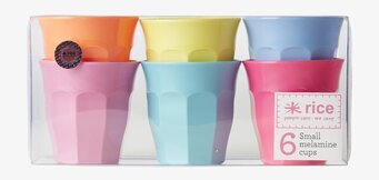 Bild av sex färgglada melaminmuggar i plastförpackning
