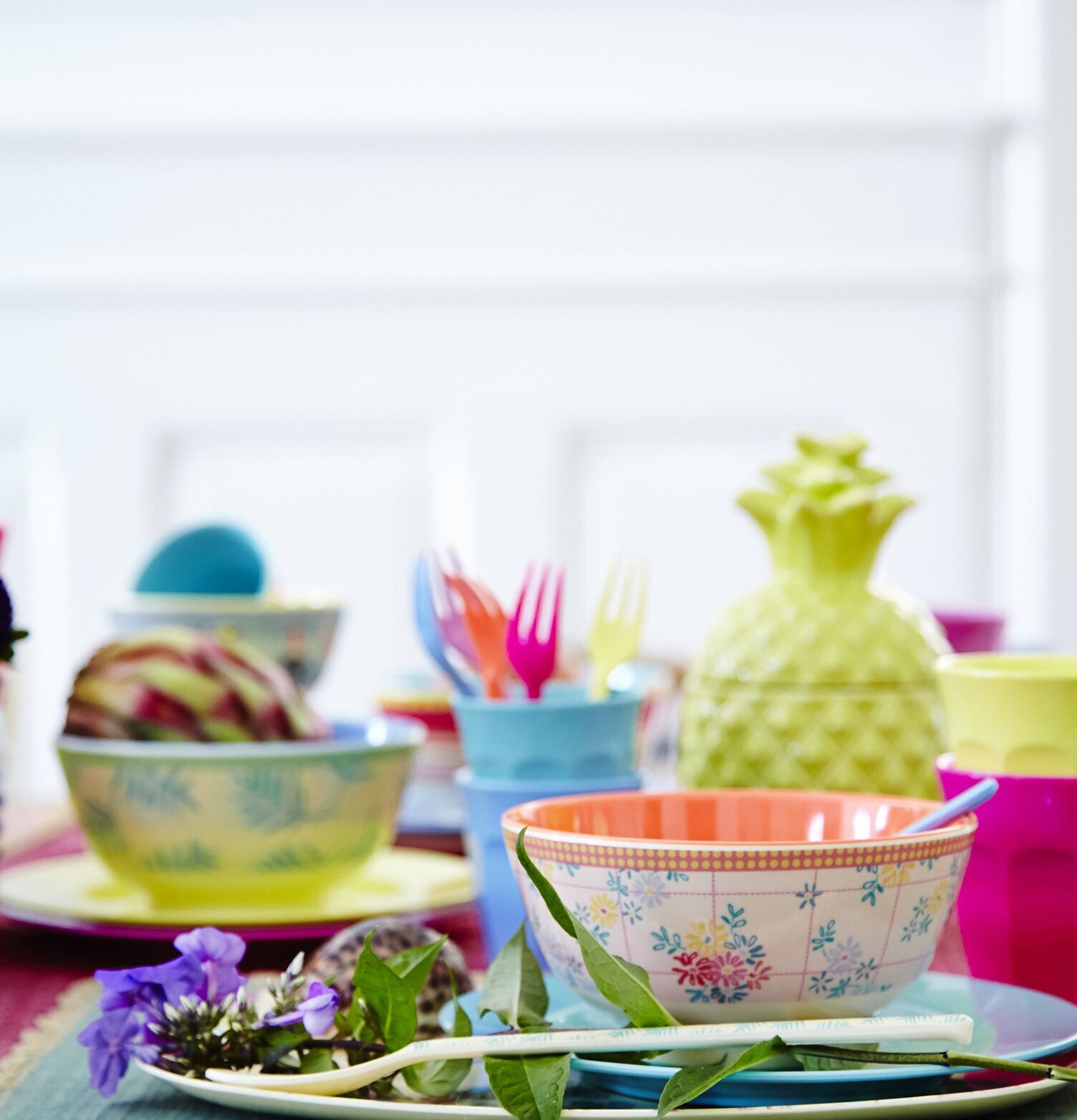 Skål Embroidered Flower Print från Rice på färgglatt bord