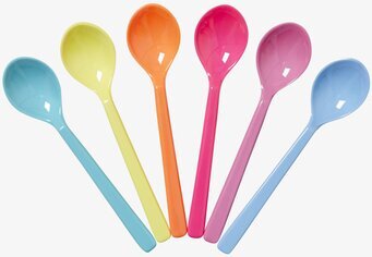 Färgglada Skedar - Go For The Fun från Rice på vit bakgrund