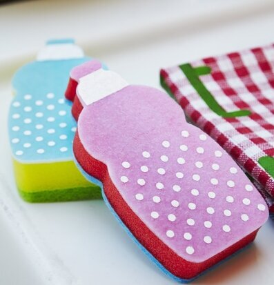 Sponges Bottles 3-Pack från Rice på en köksbänk med handduk