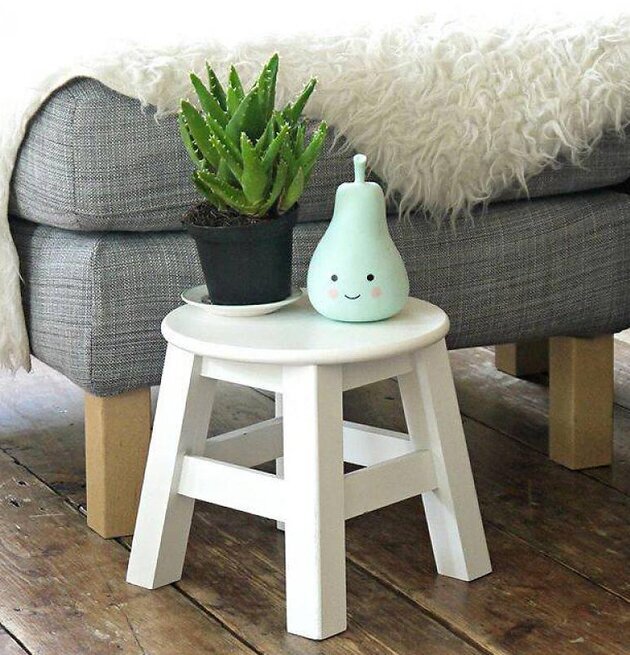 Mini Pear Light från A Little Lovely Company på vit pall