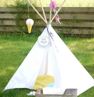 Basic Tipi - Vit från A Little Lovely Company i trädgård