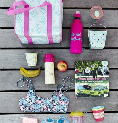 Food Box Dapper Dot Print från Rice omgiven av utflyktsartiklar