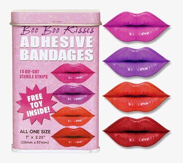 Kyssar plåster från Accoutrements i färgglad förpackning