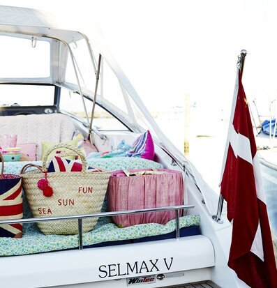 Korgväska Med Pompoms från Rice på båt med färgglada detaljer