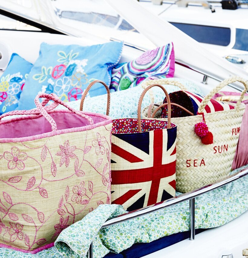 Korgväska Med Pompoms från Rice på en båt med somrig miljö