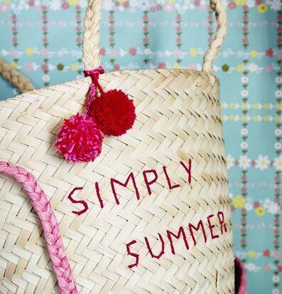 Korgväska Med Pompoms från Rice med färgglada detaljer