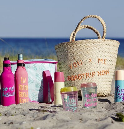 Korgväska Med Pompoms från Rice på en solig sandstrand