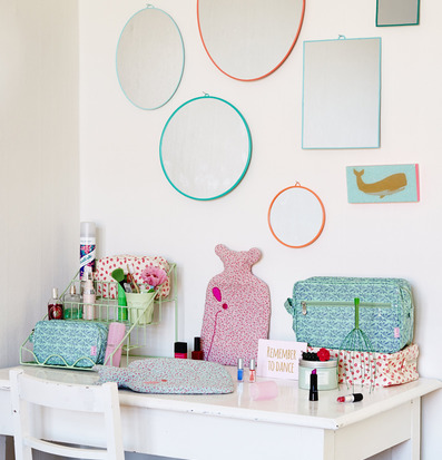 Spegel Small Neon Coral från Rice med färgglad ram