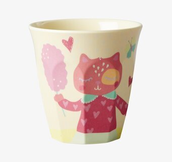 Bild av färgglad barnmugg med lekfullt kattmotiv