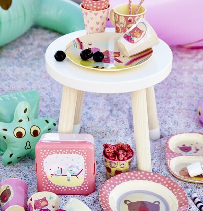 Bild av charmig och färgglad picknicksetup för sommaren