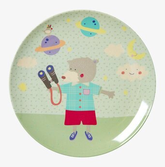 Tallrik Happy Camper från Rice med fantasifullt björnmotiv