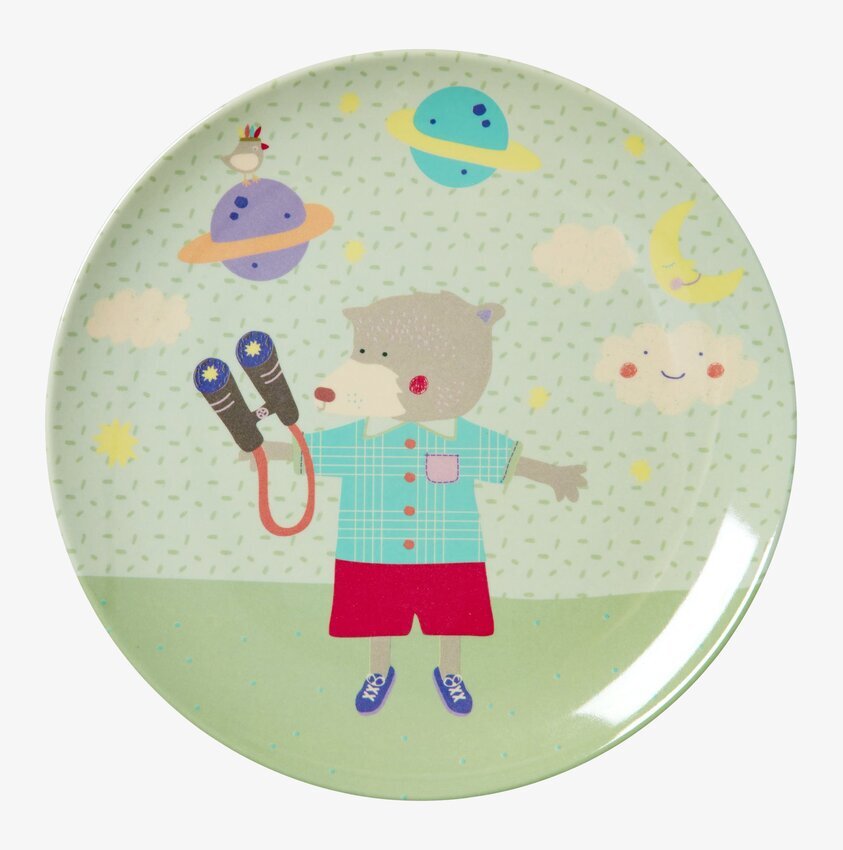 Tallrik Happy Camper från Rice med fantasifullt björnmotiv