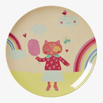 Tallrik Happy Camper från Rice med lekfullt och färgglatt motiv