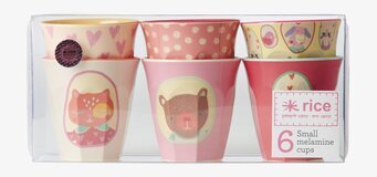 Bild av färgglada melaminmuggar med lekfull design