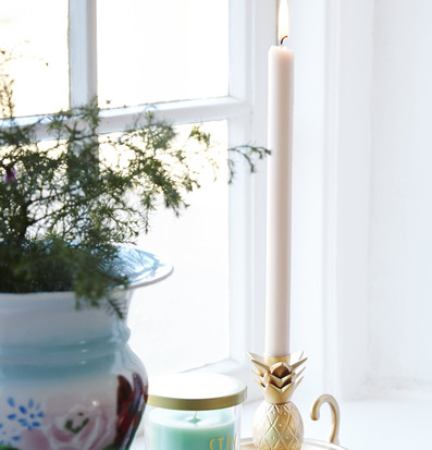 Ljusstake Pineapple Gold från Rice på en fönsterbräda