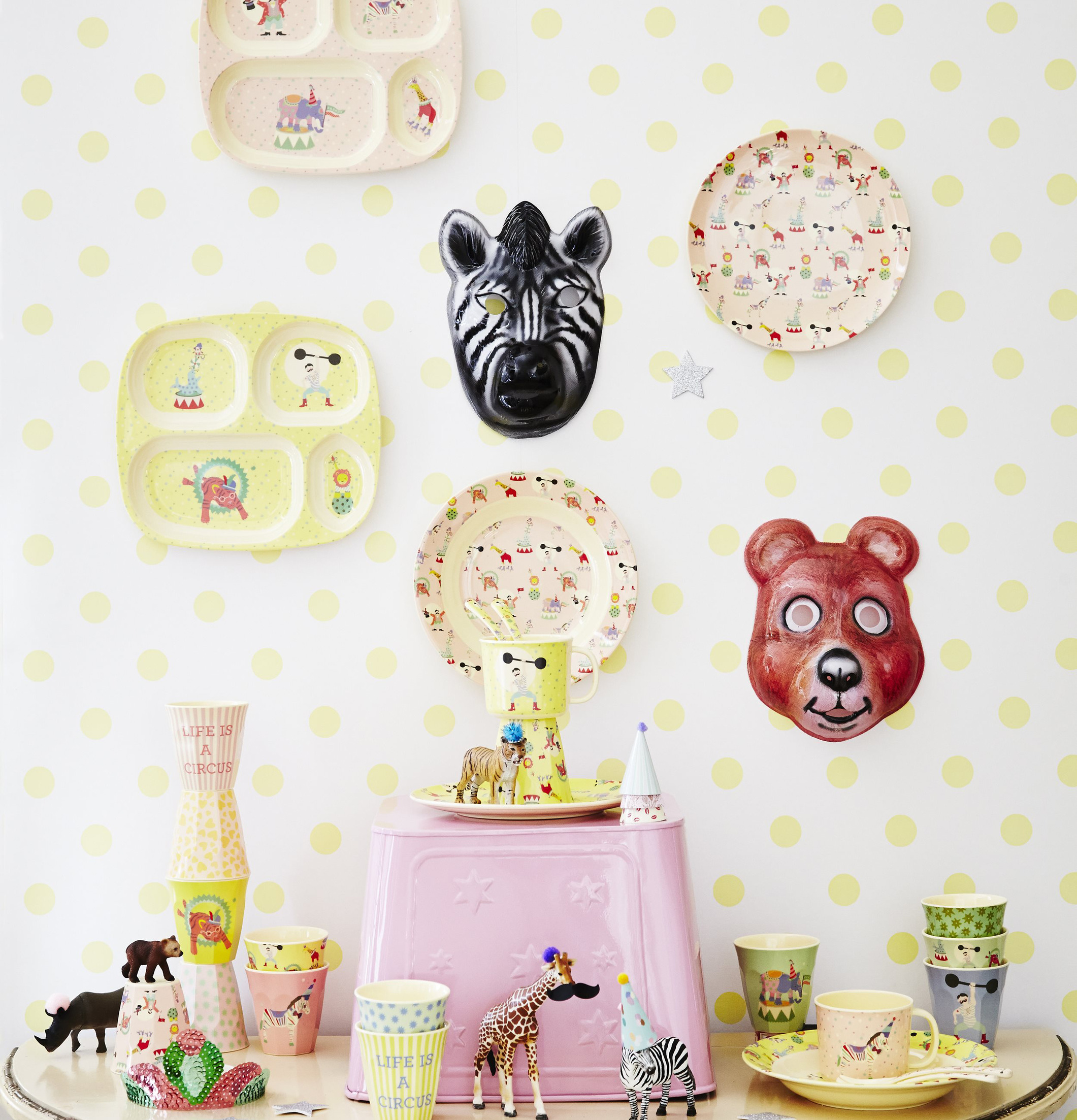 Bild av färgglatt stilleben med cirkustema och lekfullhet