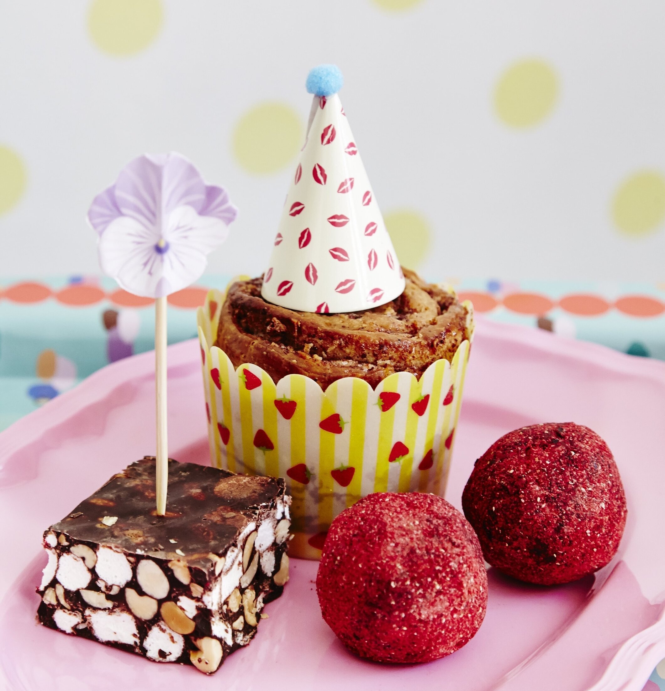 Serveringsfat Rosa från Rice med bakverk och festlig dekoration