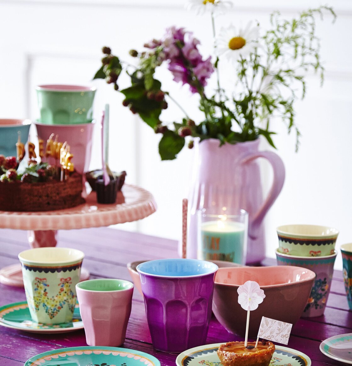 Assiett Dusty Lavender Flower Print från Rice på lila bord