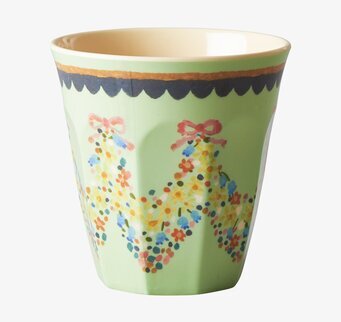 Bild av mugg med blommigt mönster och mintgrön bakgrund