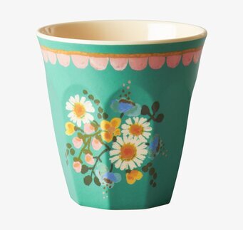 Bild av mugg med livligt blomsterdesign och färger