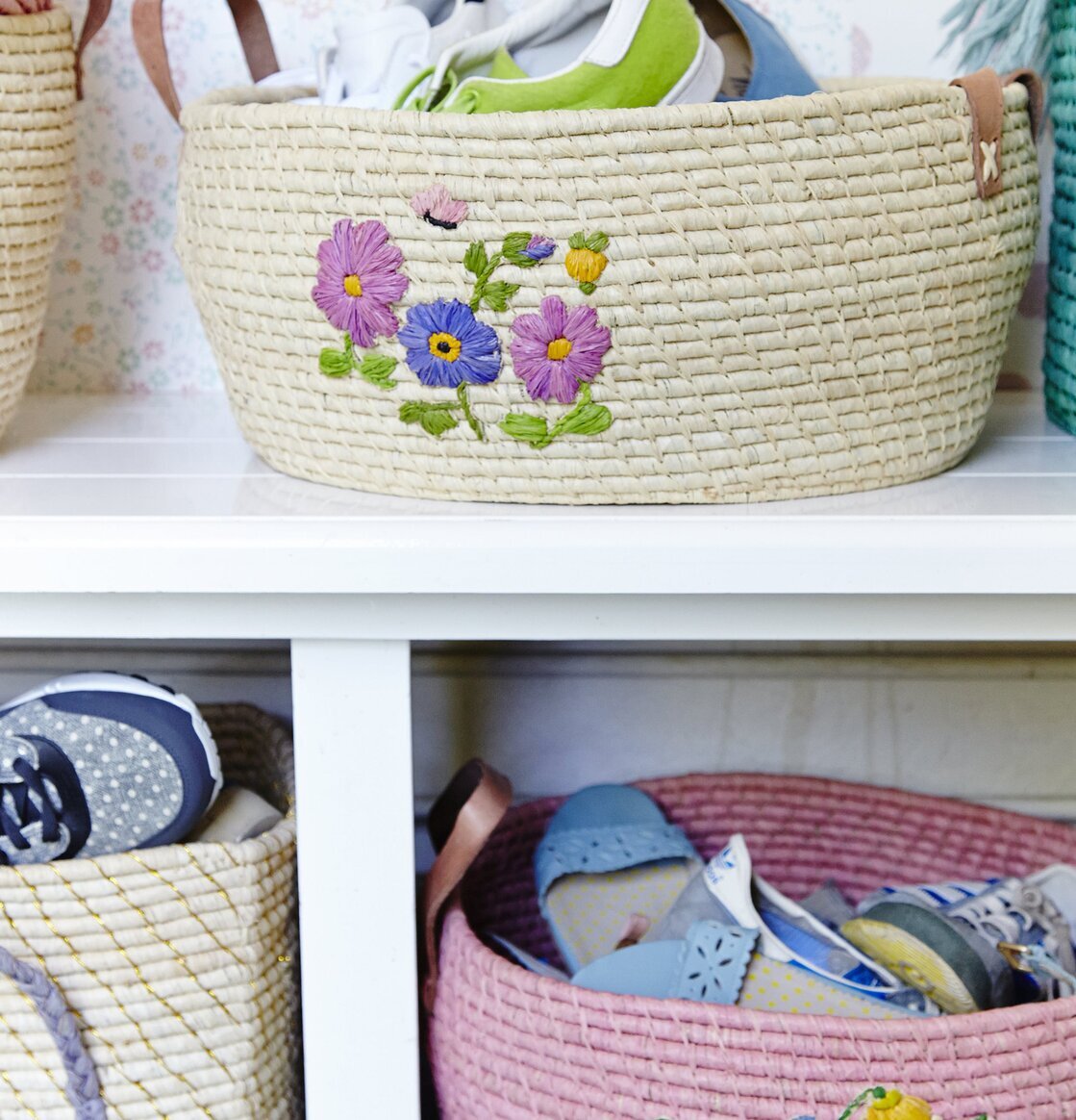 Rund Naturfärgad Raffiakorg från Rice med broderade blommor