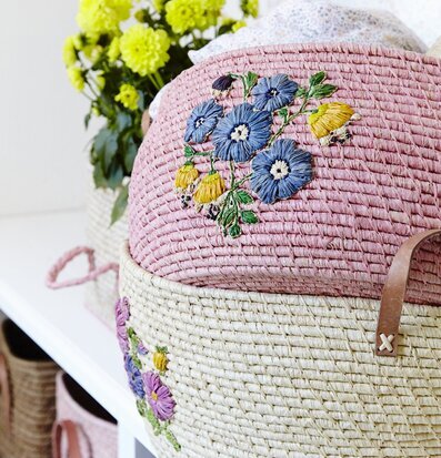 Rund Naturfärgad Raffiakorg från Rice med broderade blommor