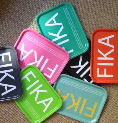 Bricka FIKA Grå från I Love Design på texturerad yta