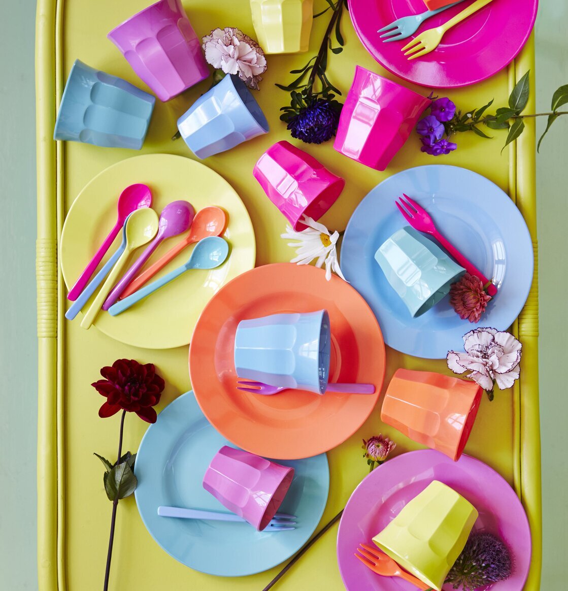 Tallrikar 6-Pack - Go For The Fun från Rice på färgglatt bord