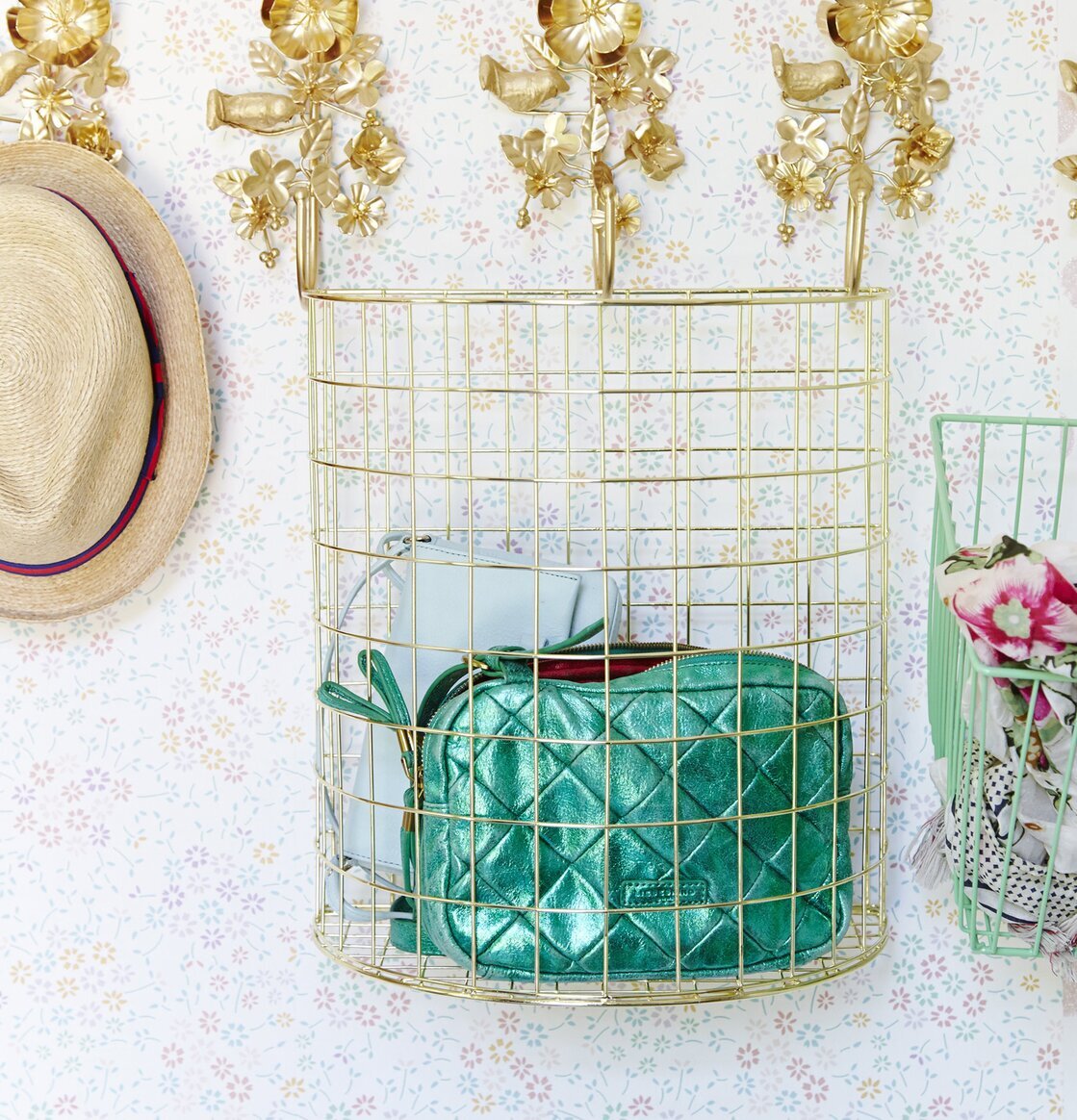 Trådkorg Guld från Rice på blommig vägg med dekorationer