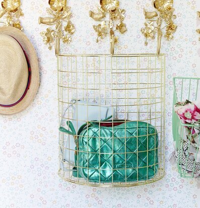 Trådkorg Guld från Rice på blommig vägg med dekorationer