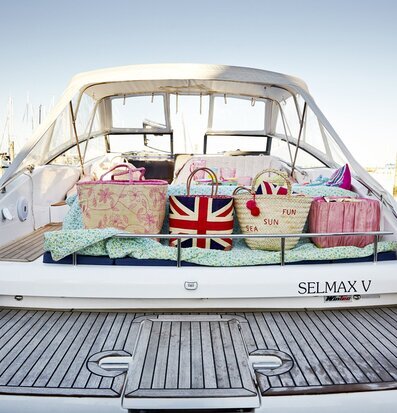 Raffiaväska Great Britain från Rice på en båt vid marinan