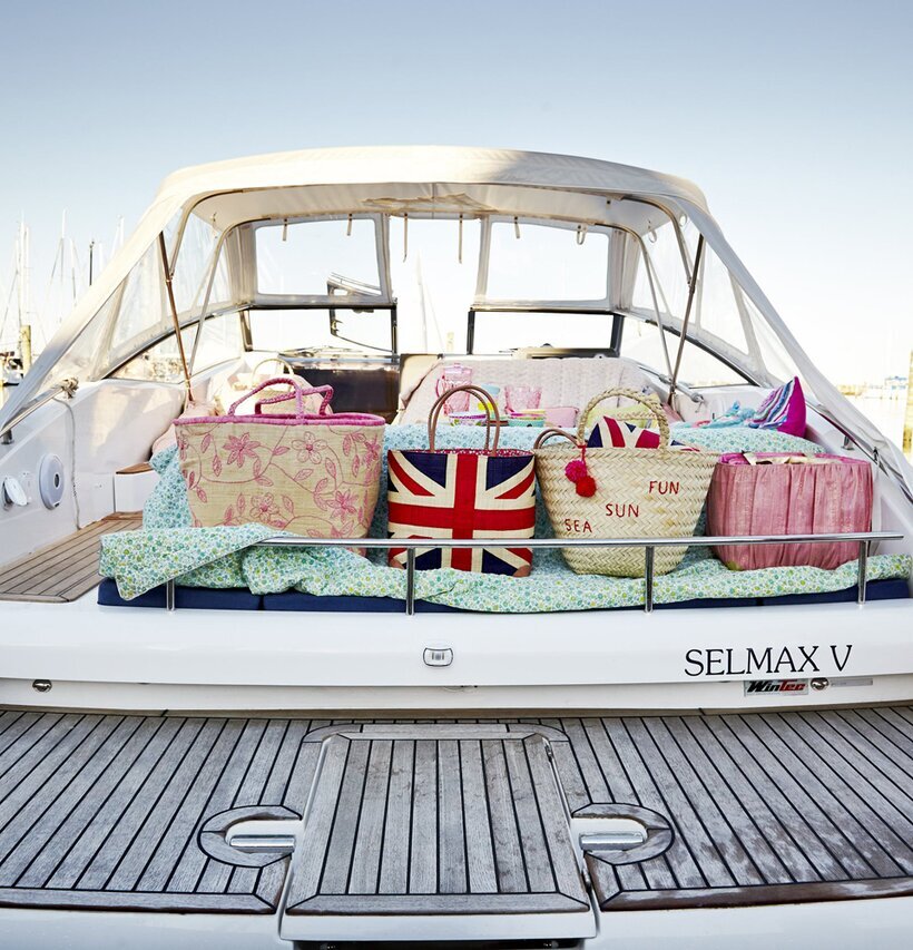 Raffiaväska Great Britain från Rice på en båt vid marinan