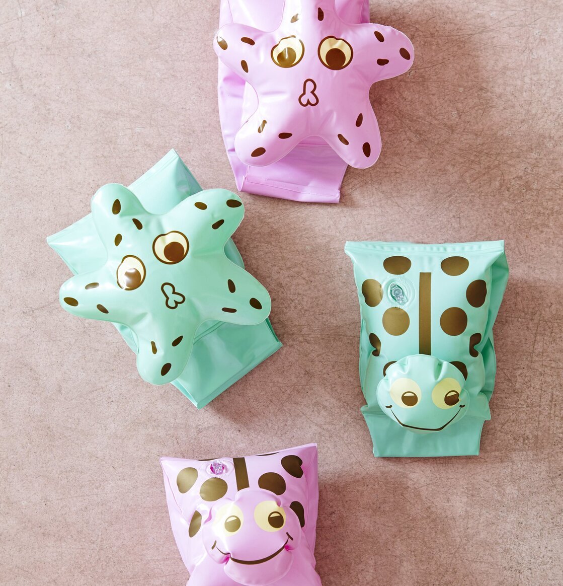 Simpuffar Sjöstjärna Rosa från Rice på ljusbrun yta