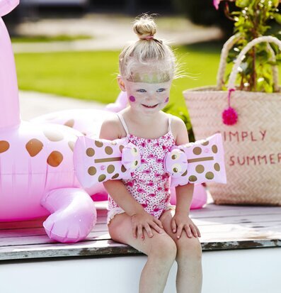 Barn vid poolen med Simpuffar Sjöstjärna Rosa från Rice