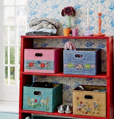 Hyllan med Färgroller Rosor från Rice mot blommig tapet