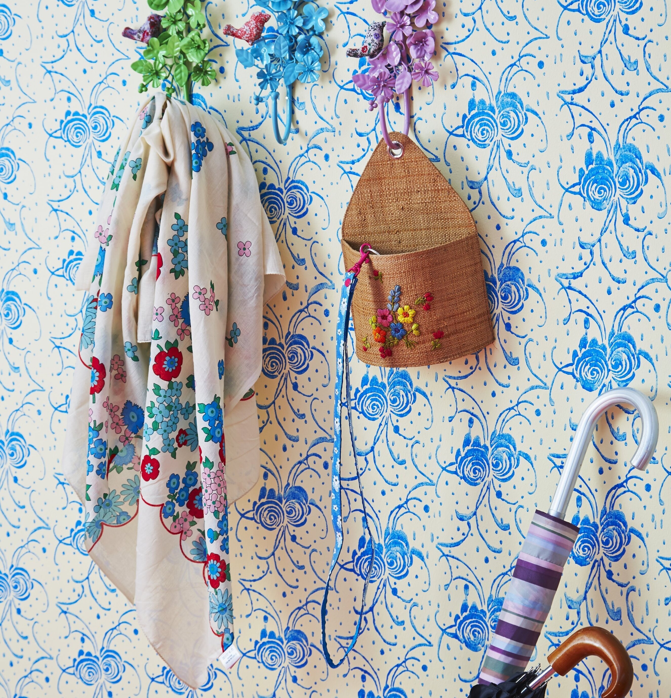 Färgroller Rosor från Rice skapar blommigt mönster på vägg