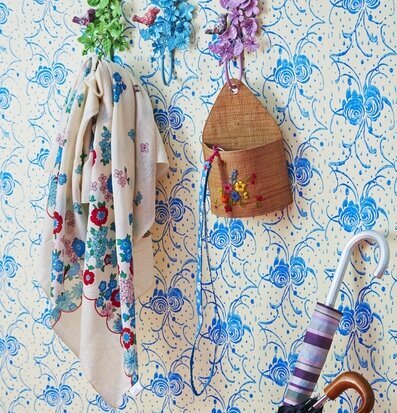 Färgroller Rosor från Rice skapar blommigt mönster på vägg