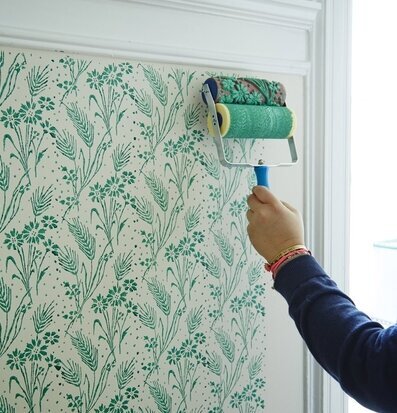 Färgroller Sädesslag från Rice målar grönt mönster på vägg