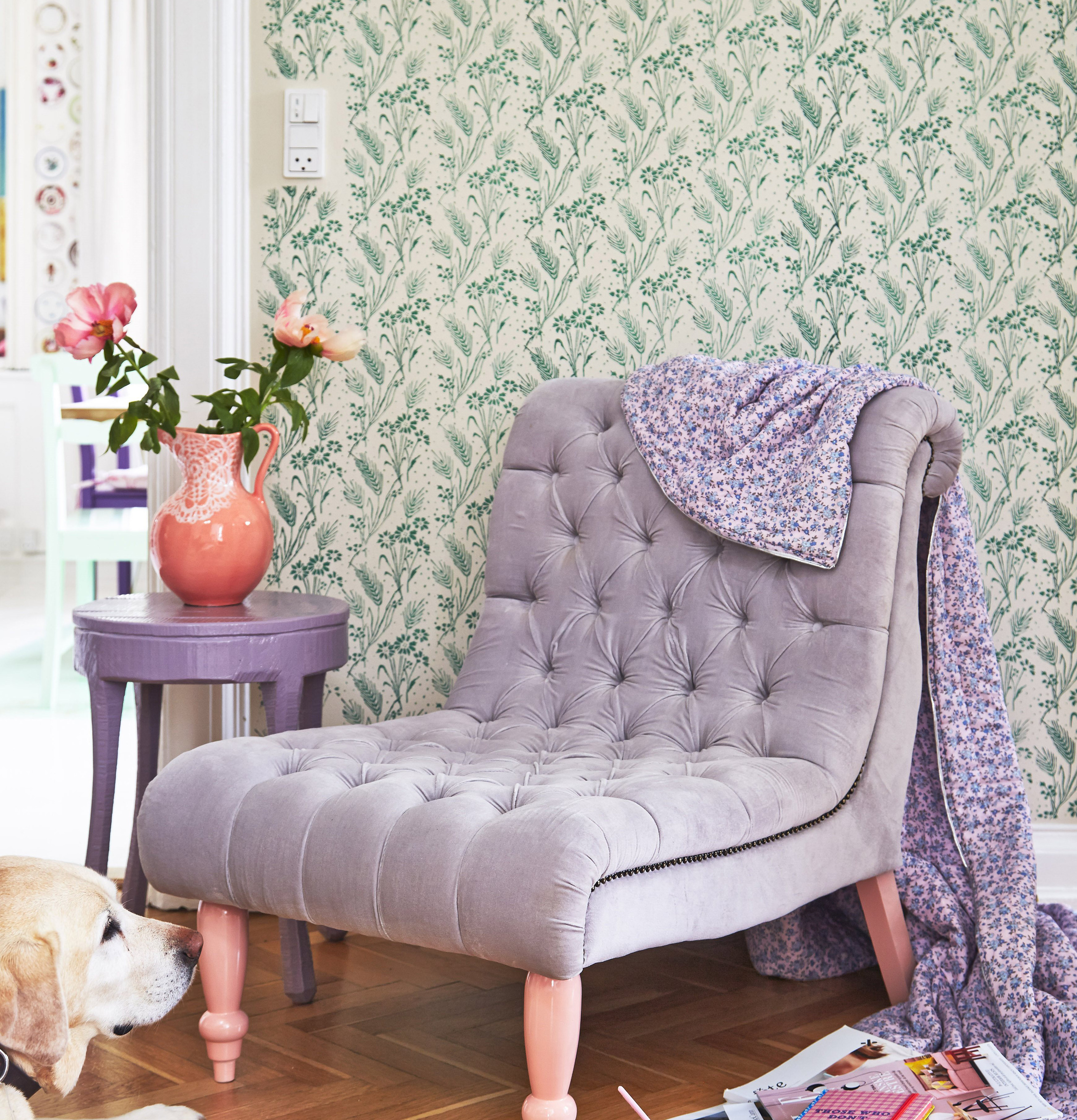 Inomhusmiljö med Färgroller Ornament från Rice på väggen