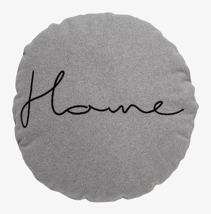 Kudde Home Ø45 cm från Bloomingville i grått med svart text